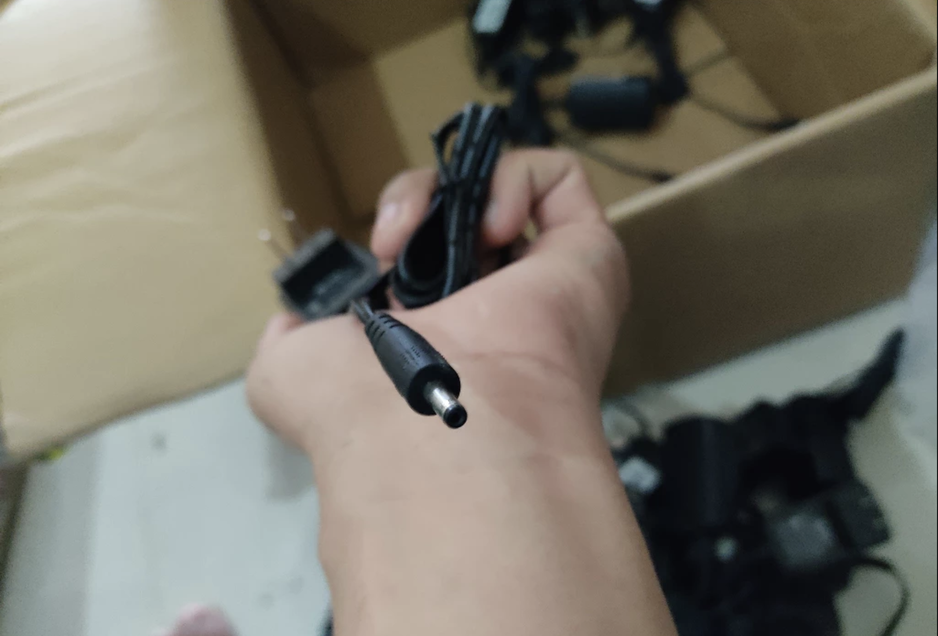 1 cái Nguồn (5V/2A), chân dẹp, đầu kim (cho set top box)